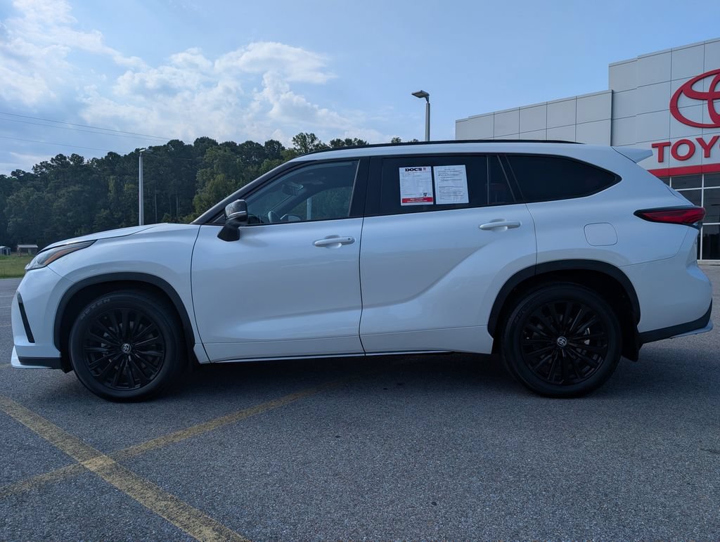 Used 2023 Toyota Highlander XSE FWD image 2