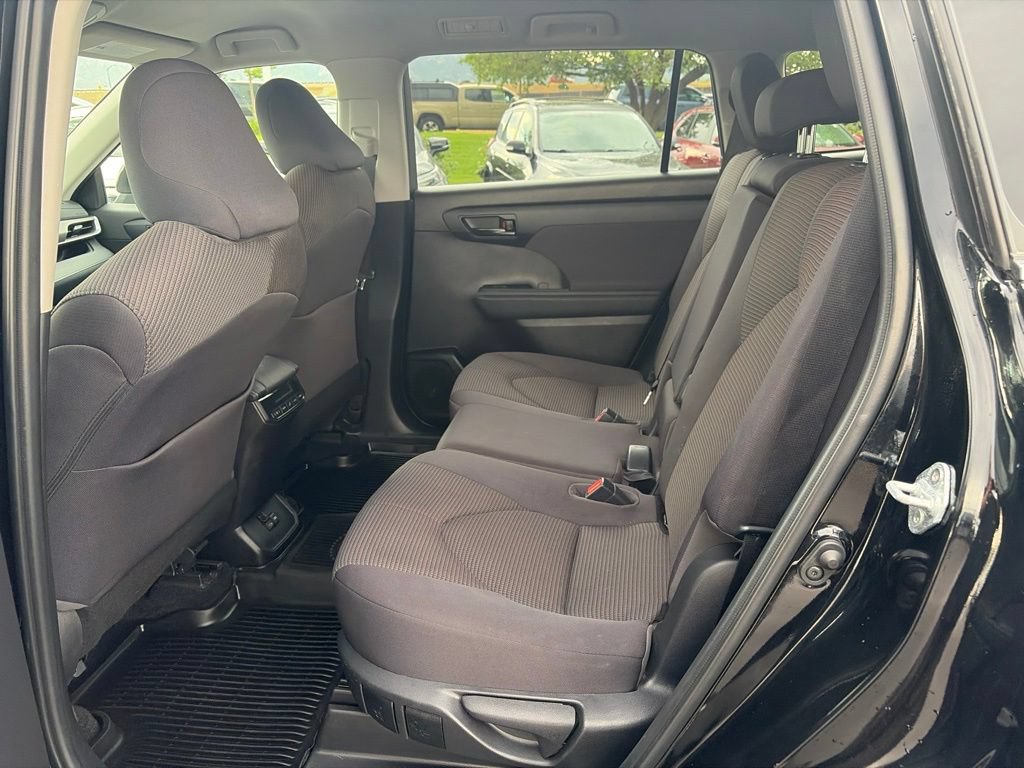 Used 2022 Toyota Highlander LE AWD/4WD image 23