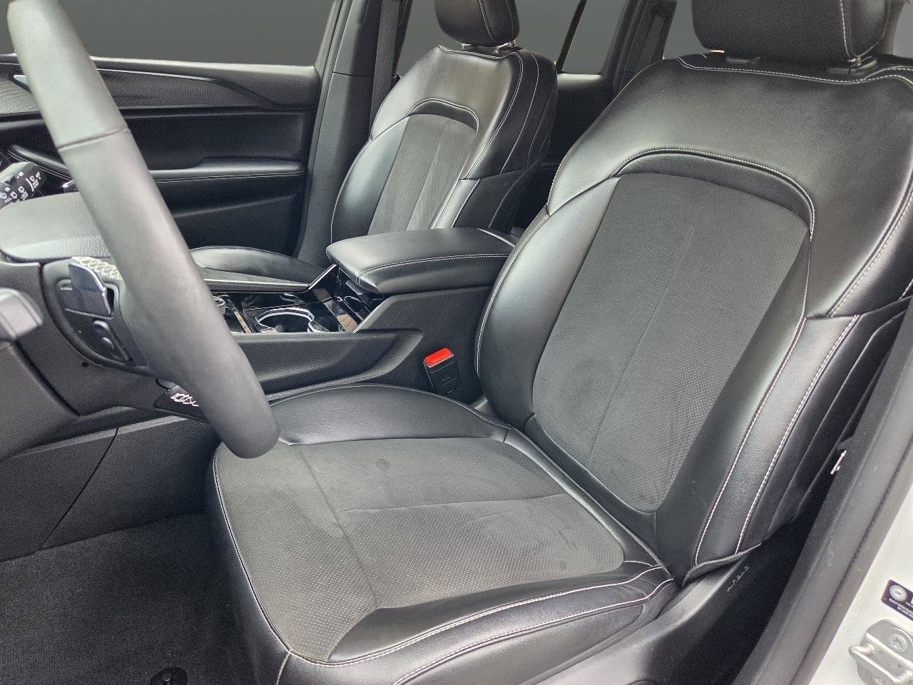 Used 2023 Jeep Grand Cherokee Altitude AWD/4WD image 12