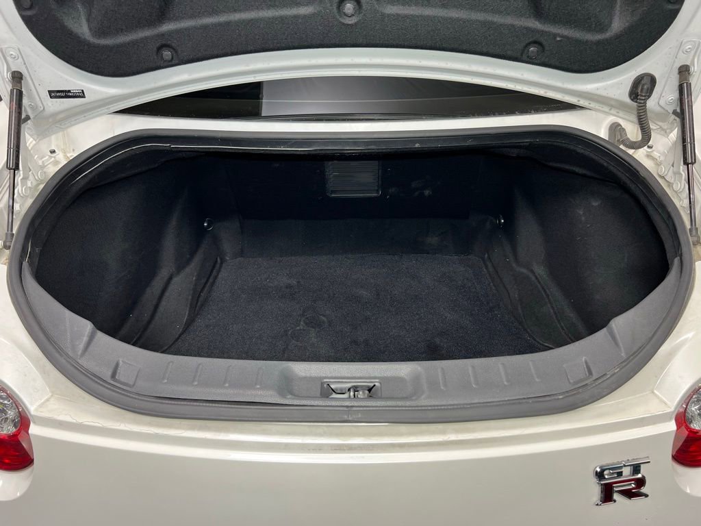 Used 2017 Nissan GT-R Premium image 37
