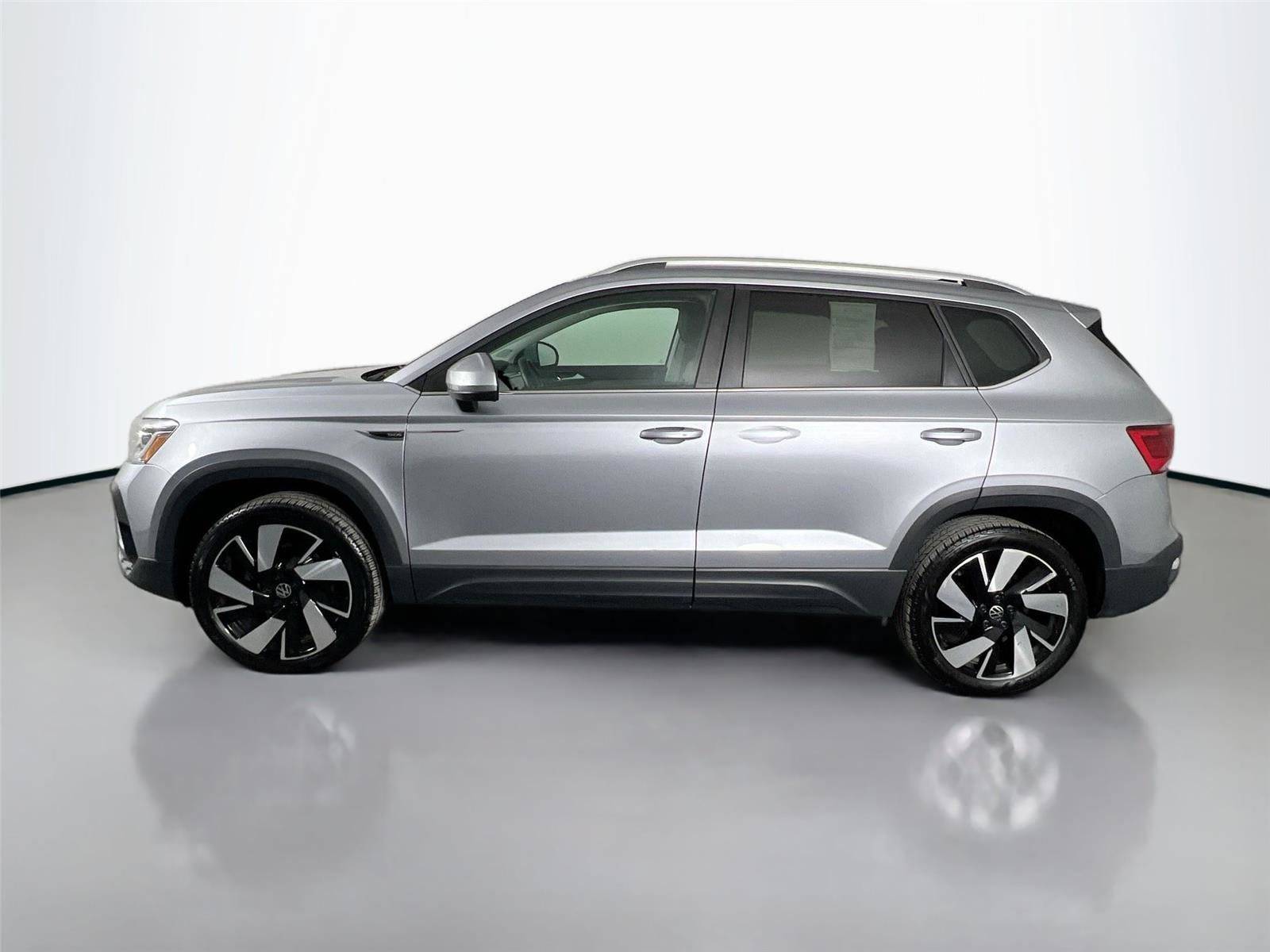 Used 2024 Volkswagen Taos SEL image 3