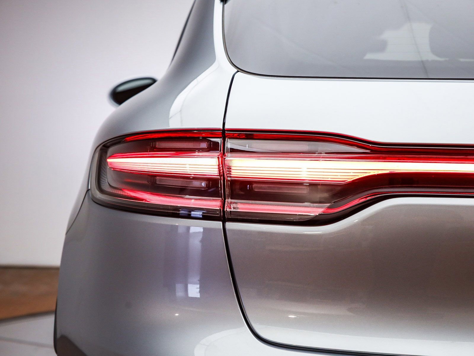 Certified 2025 Porsche Macan image 8