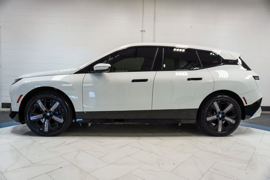 Used 2024 BMW iX xDrive50 w/ Sport Package AWD/4WD image 32