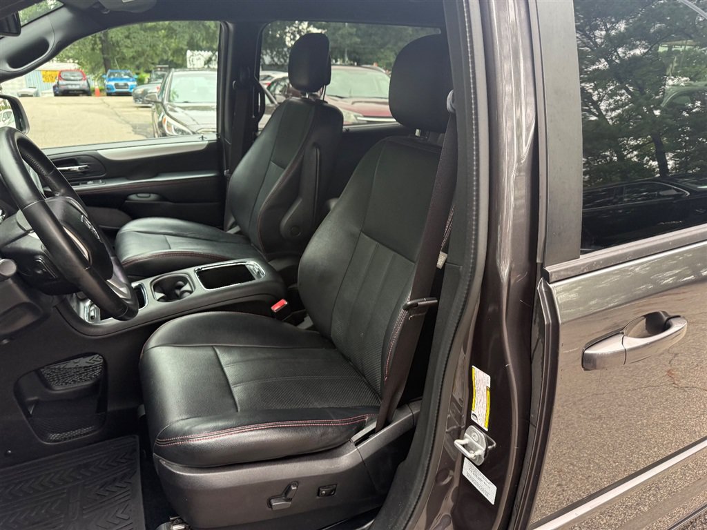 Used 2016 Dodge Grand Caravan R/T w/ Driver Convenience Group FWD image 10
