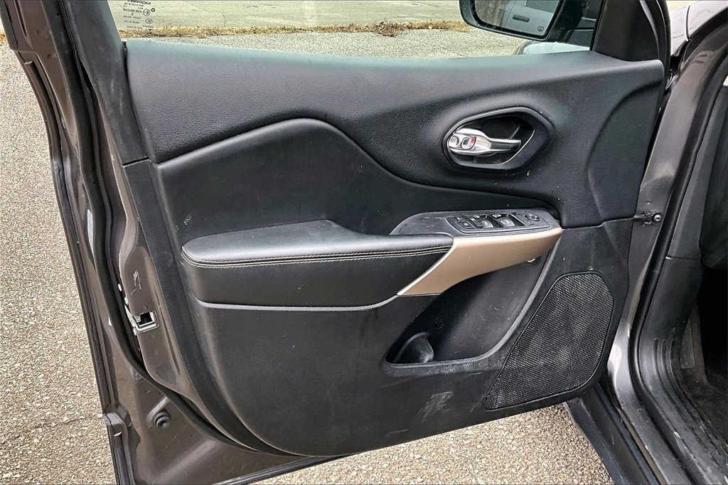 Used 2018 Jeep Cherokee Limited image 22