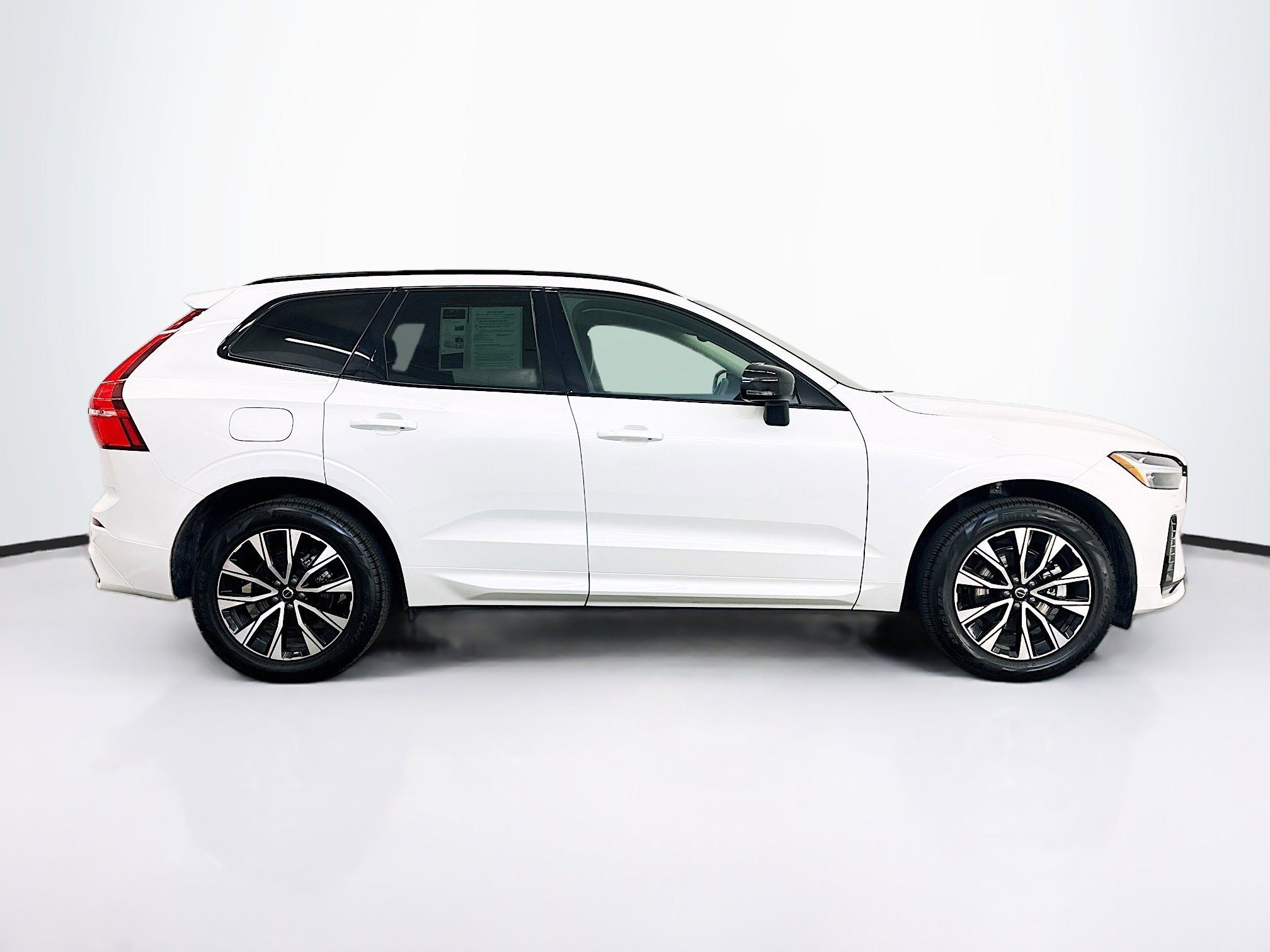 Used 2025 Volvo XC60 B5 Core AWD/4WD image 10