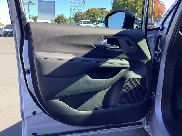 New 2026 Chrysler Pacifica Select image 9