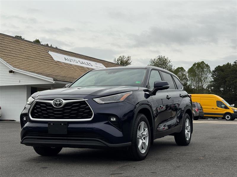 Used 2024 Toyota Highlander LE image 2