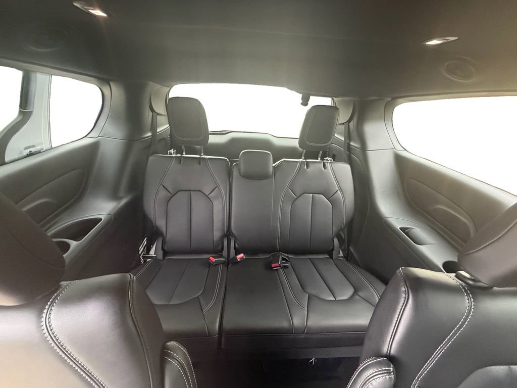 Used 2026 Chrysler Pacifica Select image 19