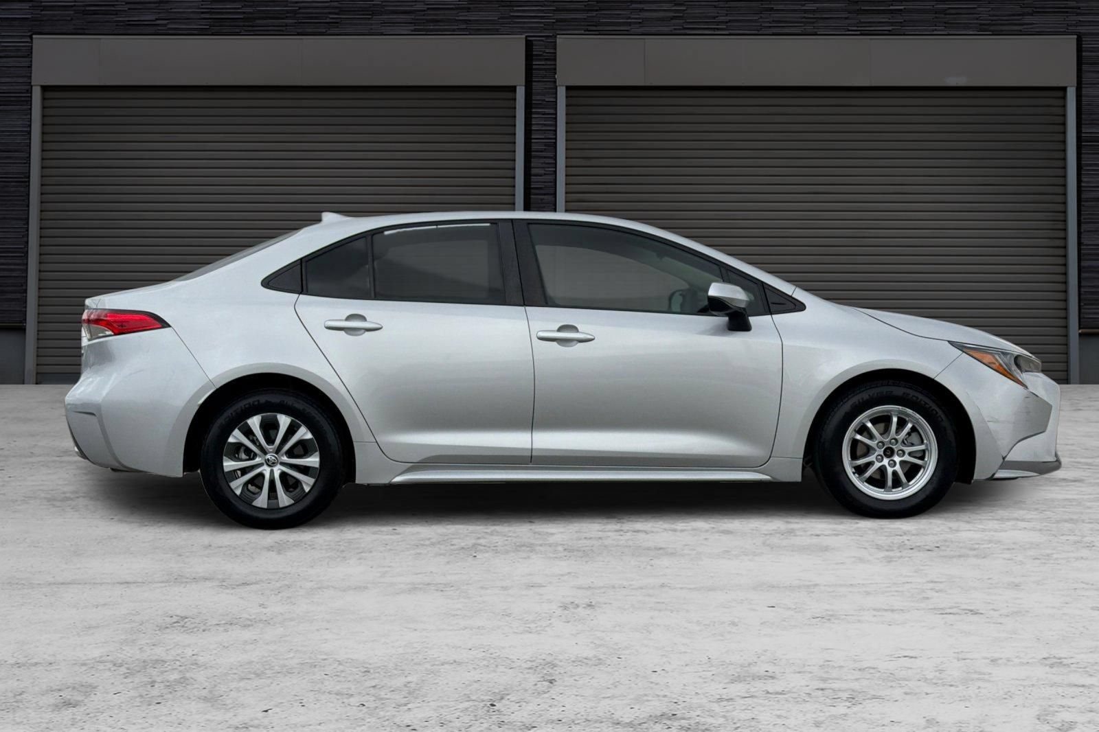 Used 2022 Toyota Corolla LE w/ Carpet Mat Package (TMS) FWD image 3