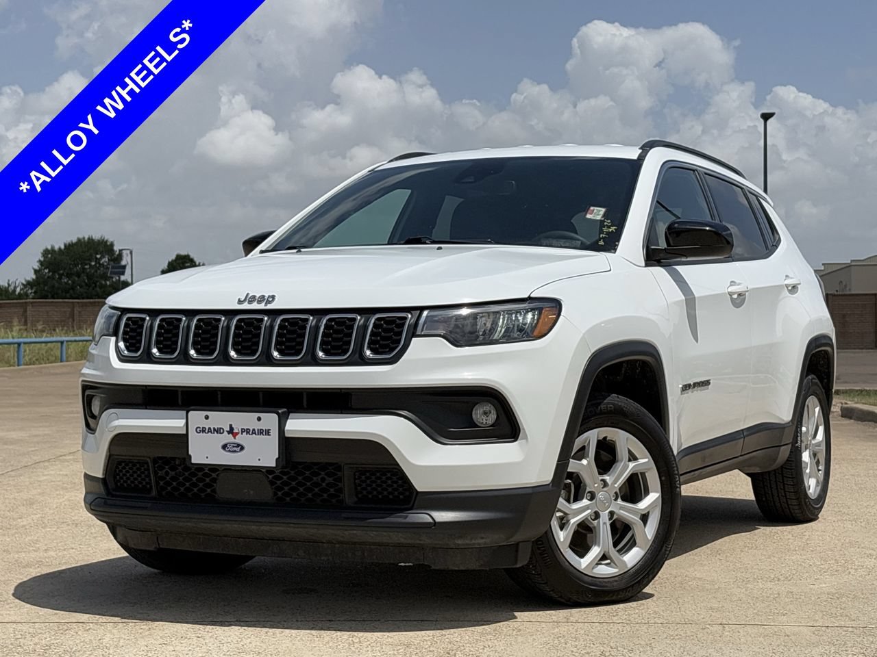 Used 2024 Jeep Compass Latitude AWD/4WD image 2