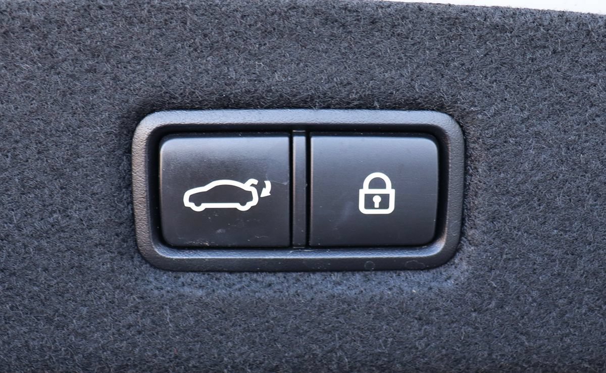 Used 2017 Genesis G90 3.3T Premium RWD image 23