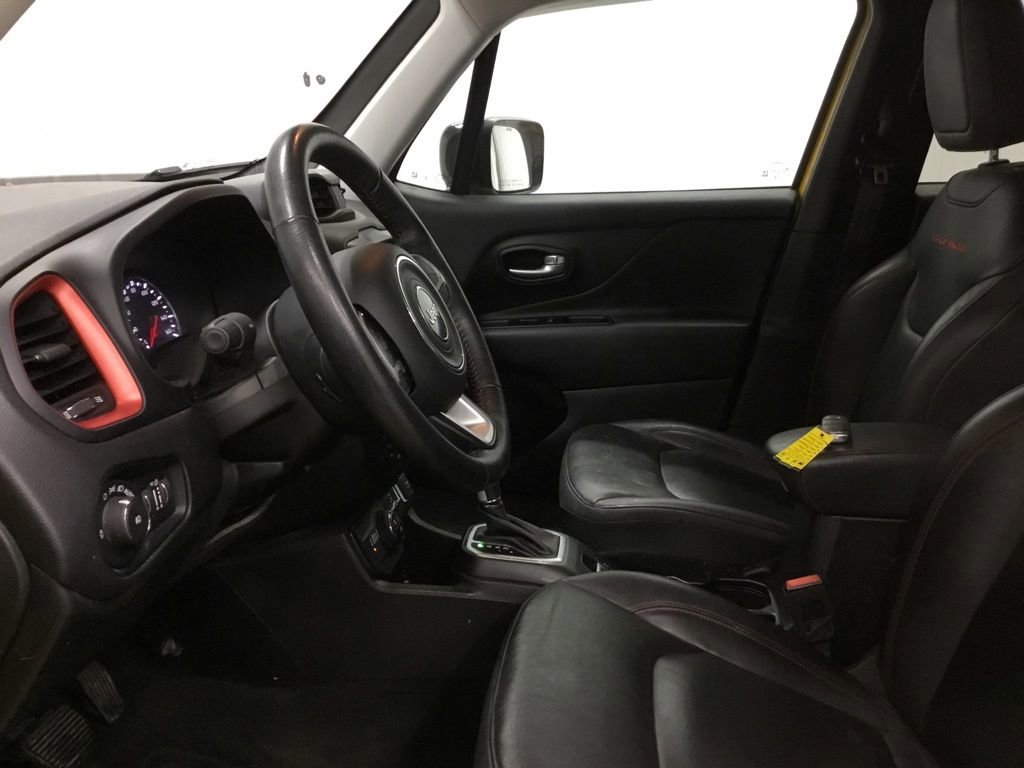 Used 2023 Jeep Renegade Trailhawk w/ Trailhawk Elite Group AWD/4WD image 5