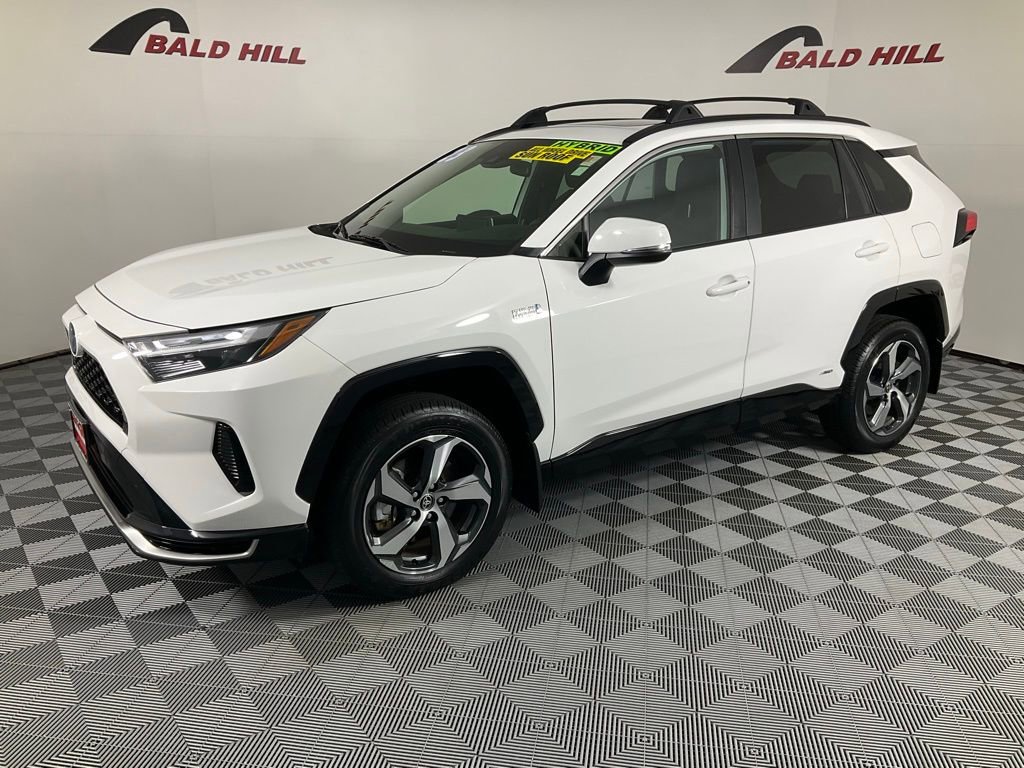 Used 2023 Toyota RAV4 SE image 3