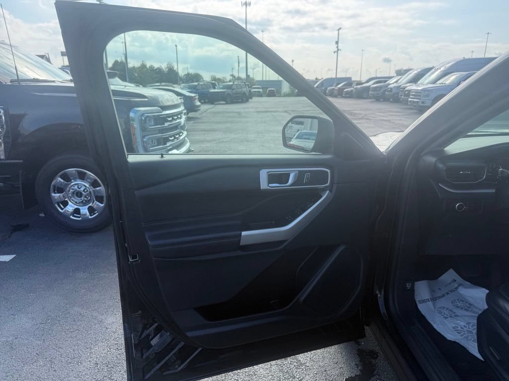 Used 2024 Ford Explorer XLT w/ Equipment Group 202A AWD/4WD image 15