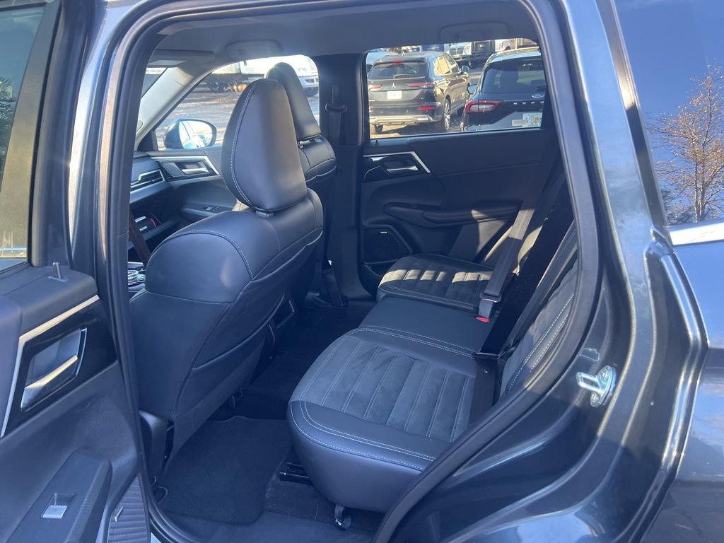 Used 2025 Mitsubishi Outlander SE image 7