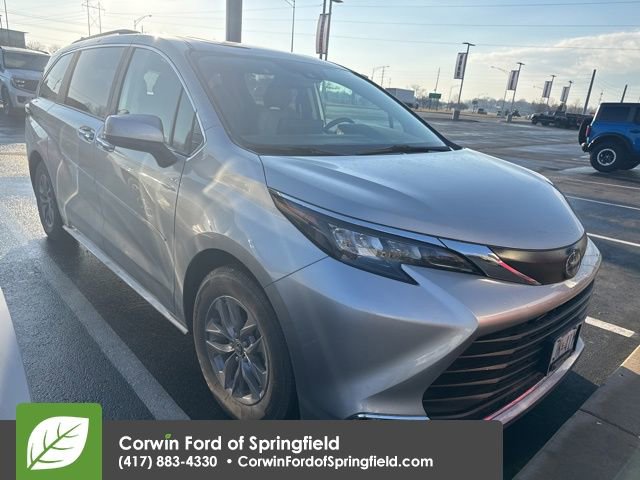 Used 2024 Toyota Sienna XLE w/ XLE Plus Package image 3