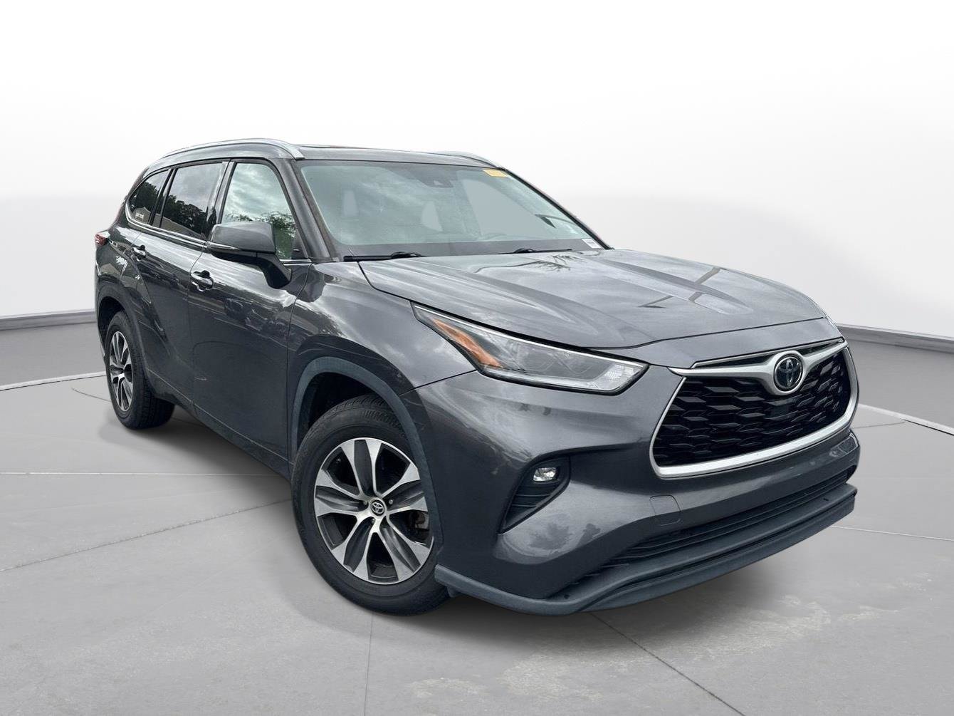 Certified 2021 Toyota Highlander XLE FWD image 4