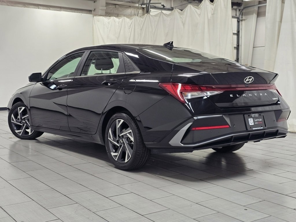 Used 2024 Hyundai Elantra Limited image 16