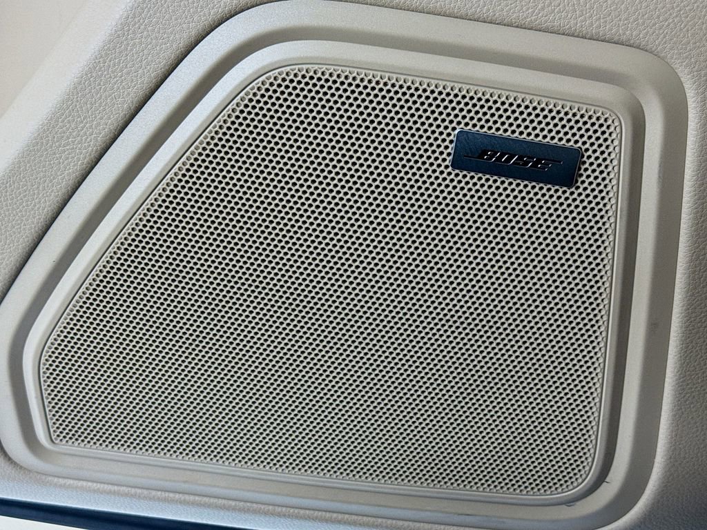 Certified 2025 Porsche Macan image 12