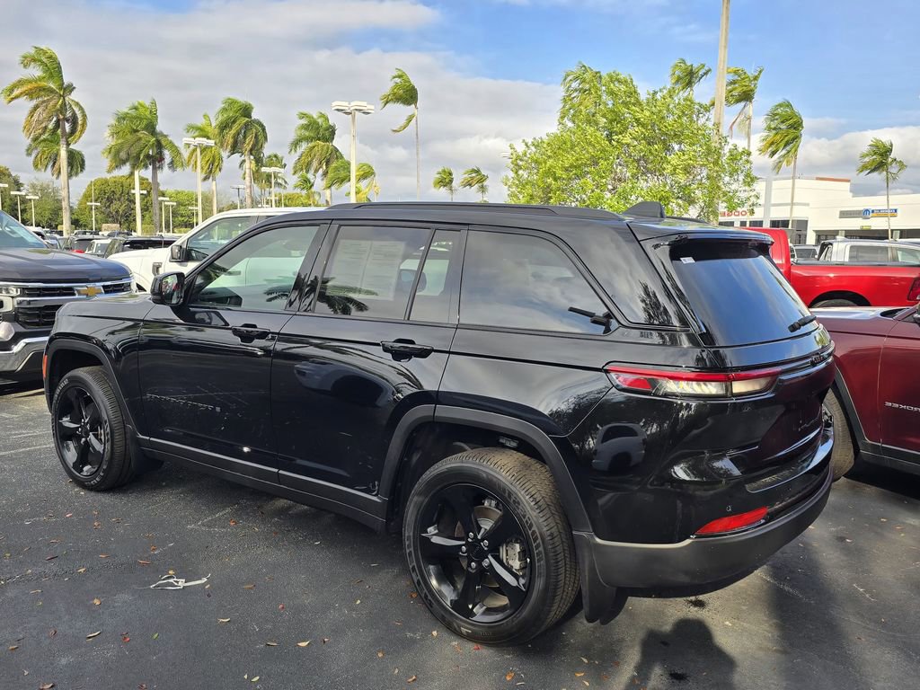 Used 2025 Jeep Grand Cherokee Altitude image 4