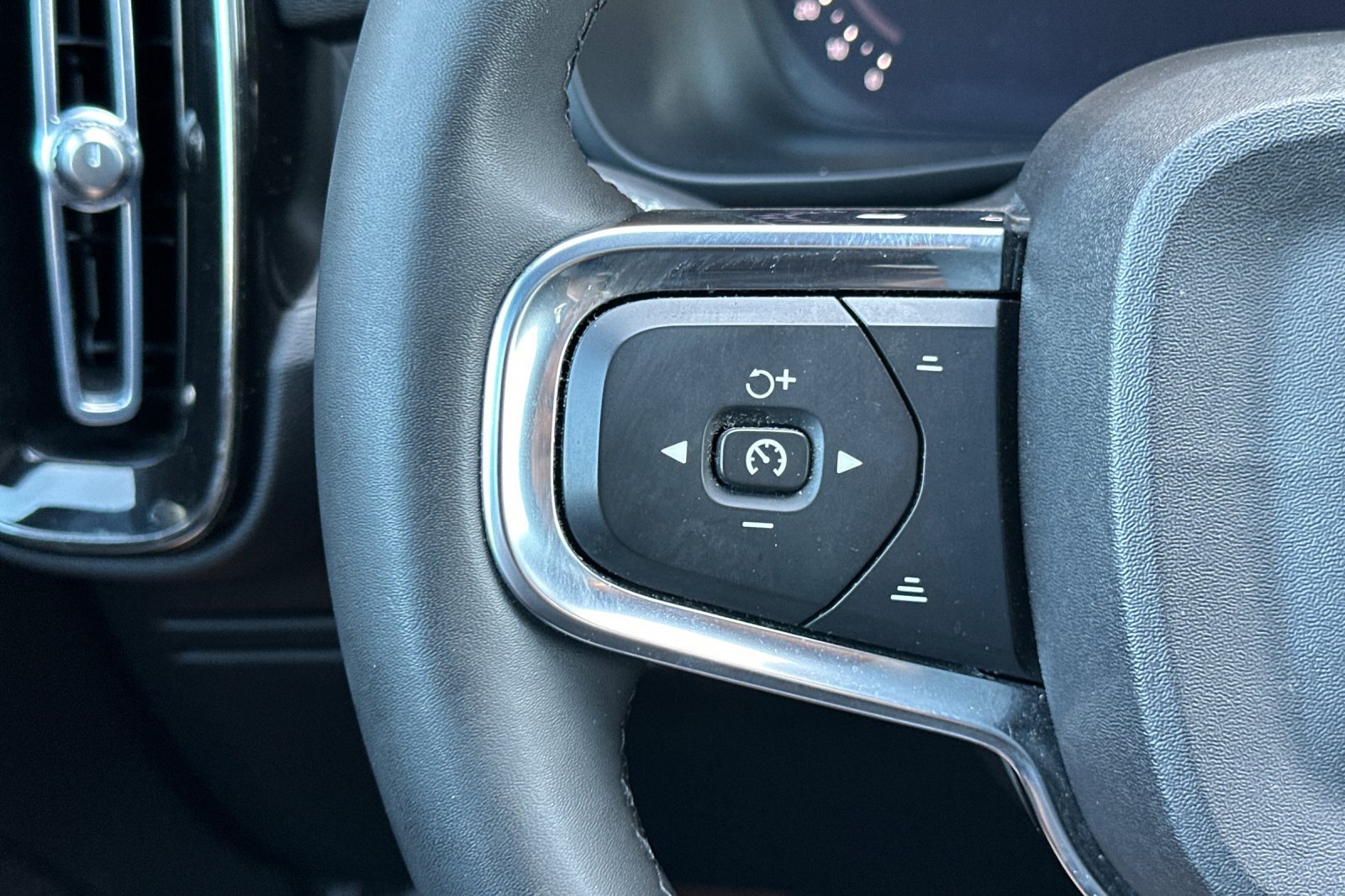 Certified 2023 Volvo C40 Recharge Core AWD/4WD image 27