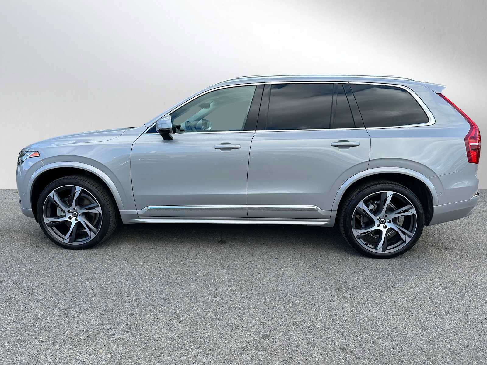 Used 2025 Volvo XC90 B6 Ultra w/ Lounge Package image 9