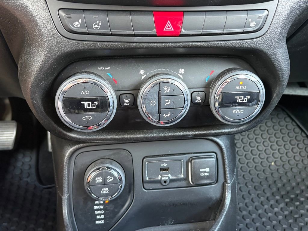 Used 2016 Jeep Renegade Trailhawk w/ Premium Trailhawk Package image 35