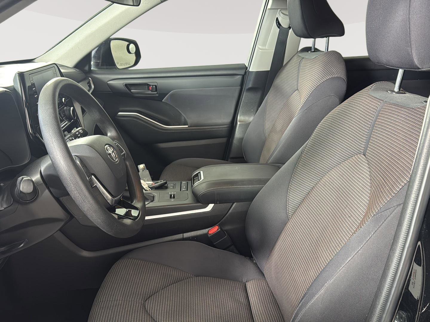 Used 2021 Toyota Highlander L image 8