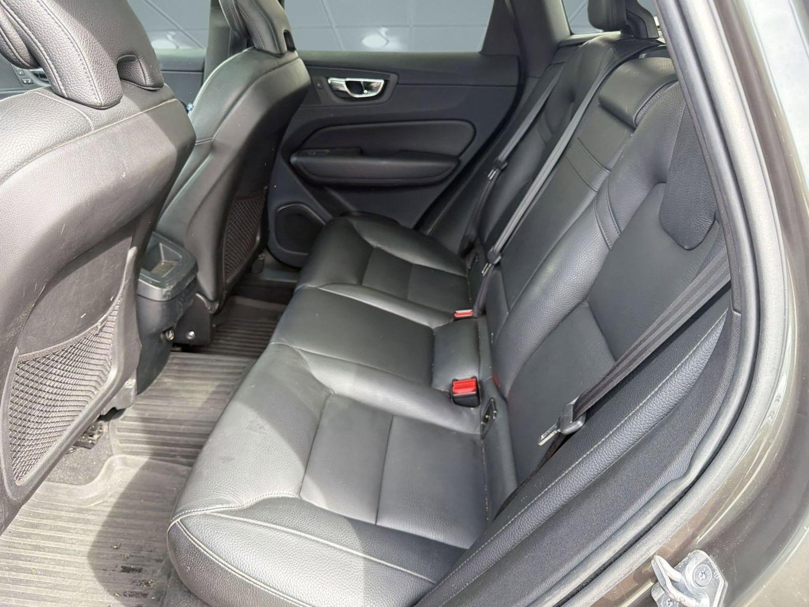 Used 2019 Volvo XC60 T5 Momentum w/ Premium Package image 15