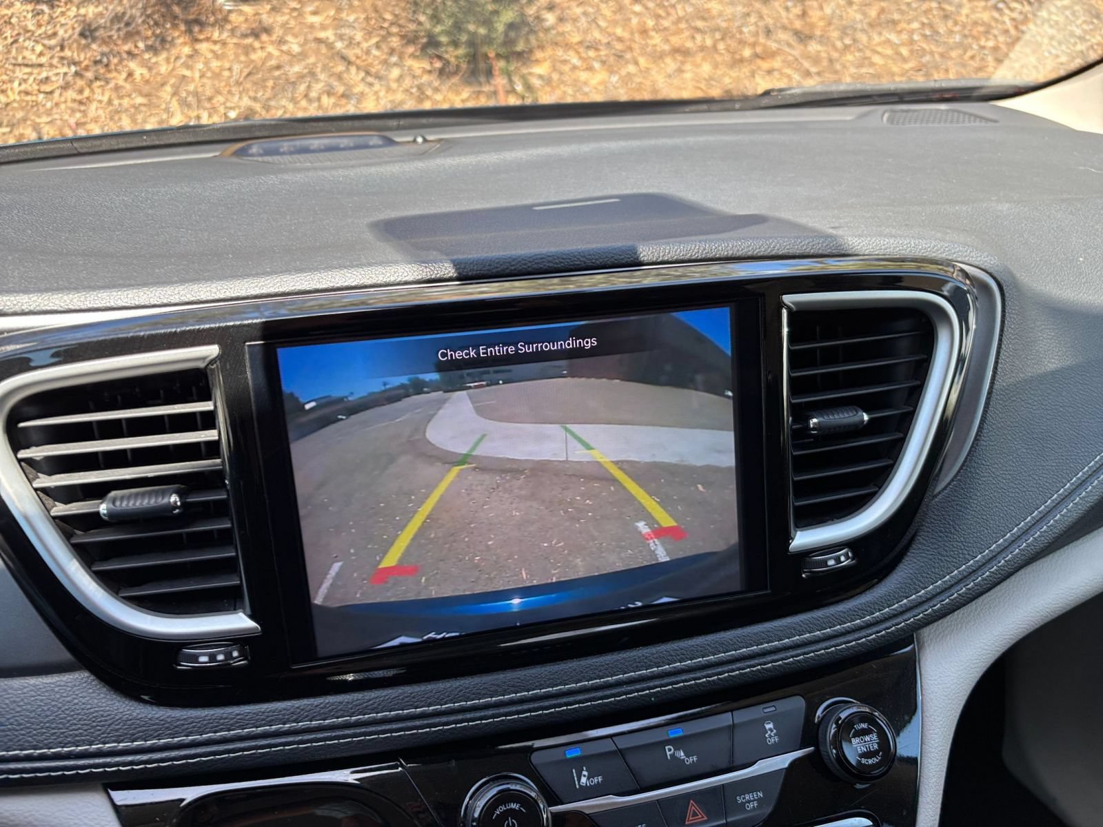 Used 2023 Chrysler Pacifica Touring-L FWD image 25