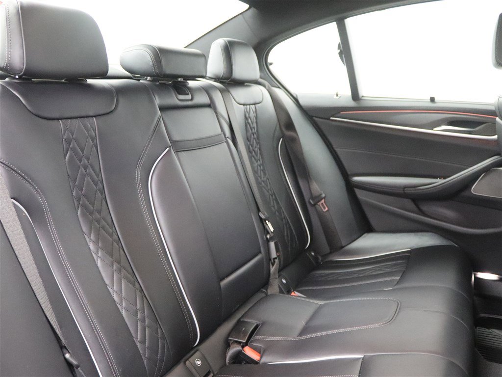 Used 2022 BMW M550i xDrive w/ Executive Package image 18