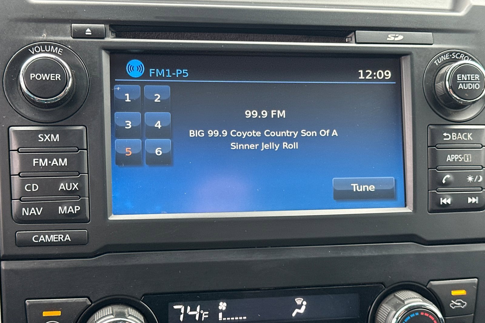 Used 2018 Nissan Titan SL w/ Chrome Package image 25