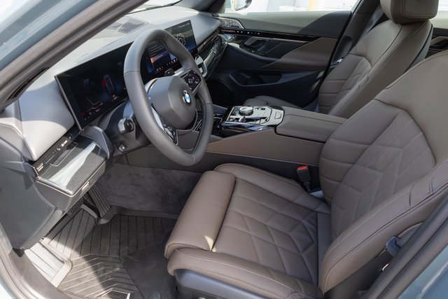 New 2026 BMW 530i xDrive w/ Premium Package image 2