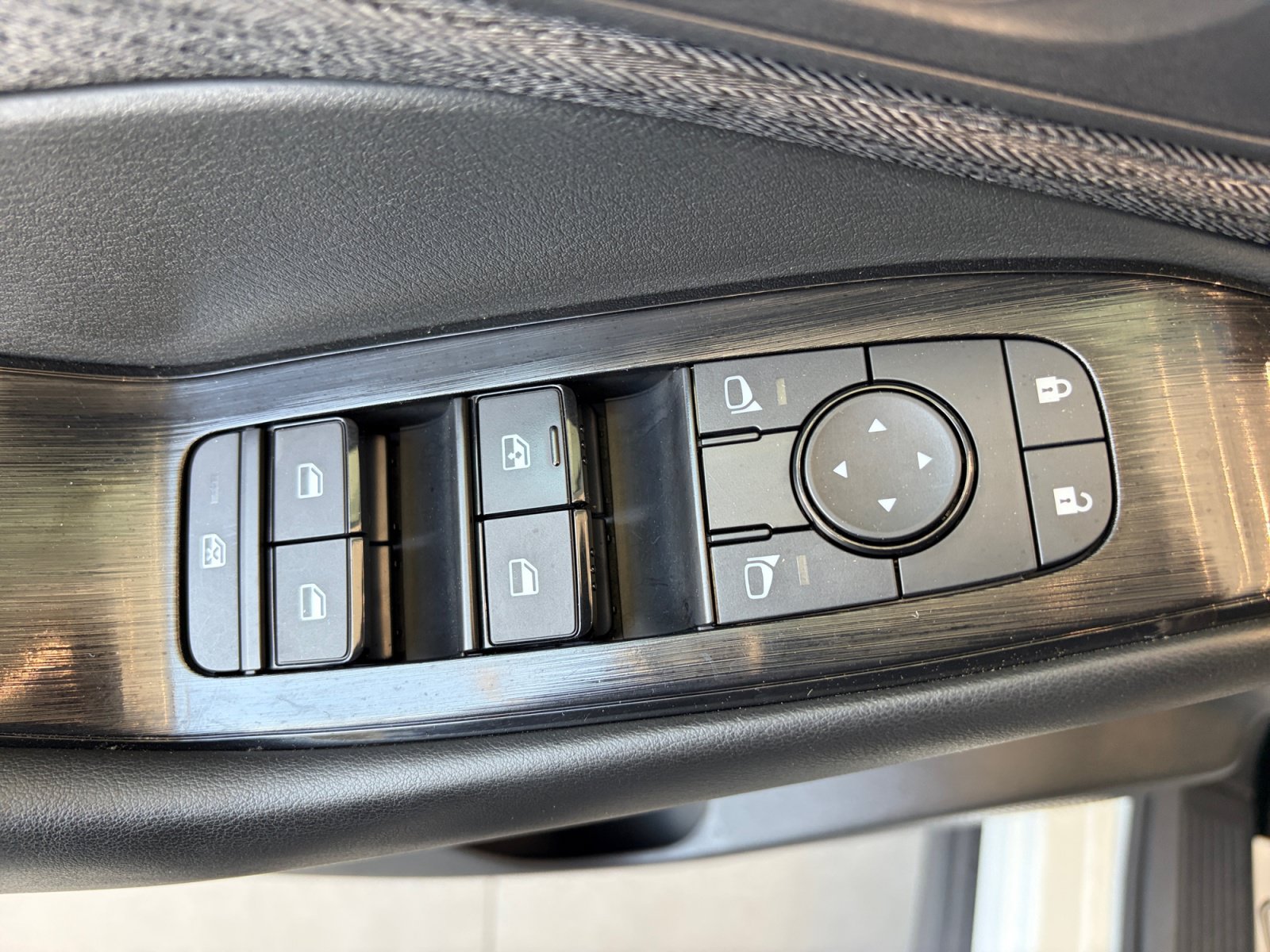 Used 2023 Nissan Rogue S FWD image 11