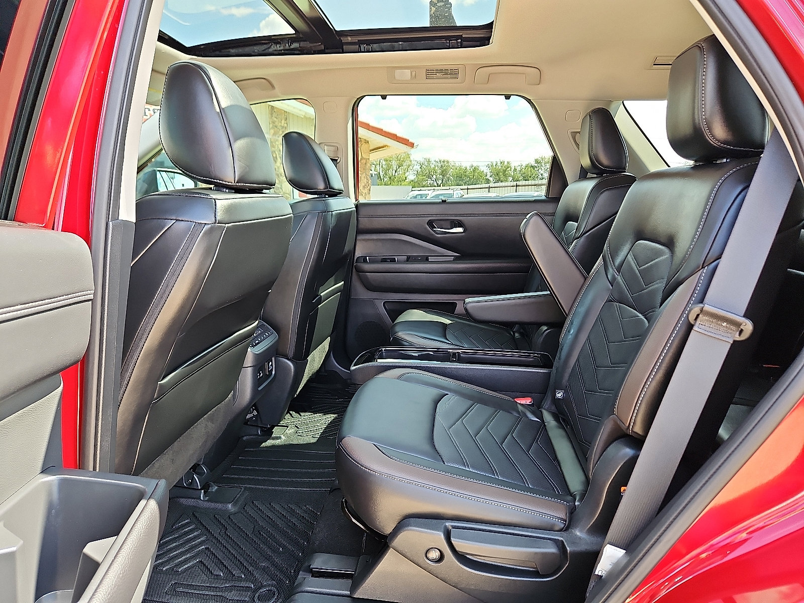 Used 2025 Nissan Pathfinder Platinum image 11