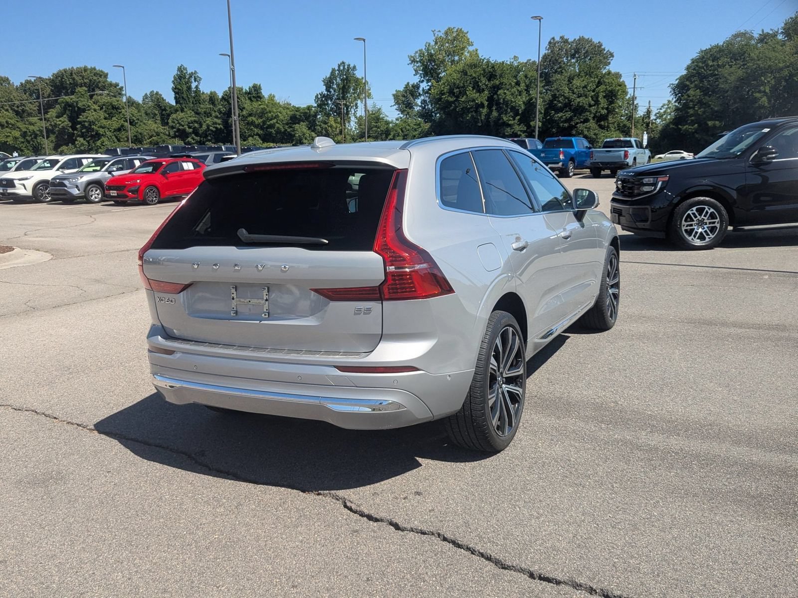 Used 2023 Volvo XC60 B5 Ultimate w/ Climate Package FWD image 3