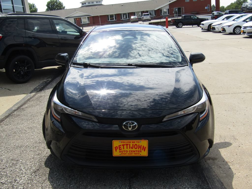 Used 2025 Toyota Corolla LE FWD image 12