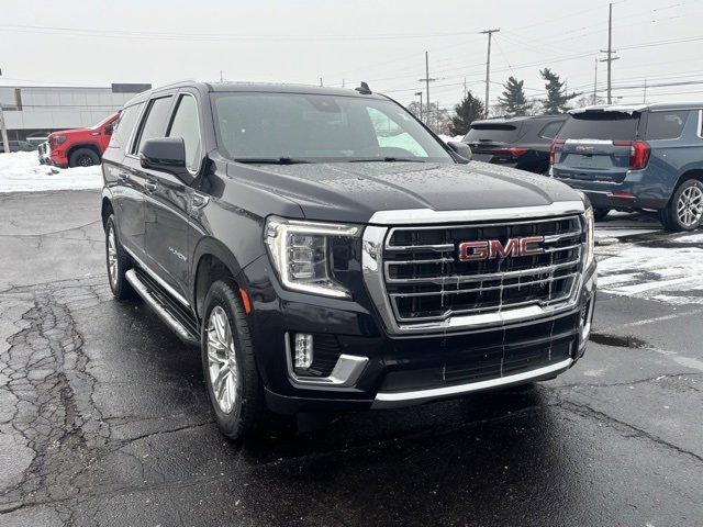 Used 2023 GMC Yukon XL SLT w/ SLT Premium Package image 3