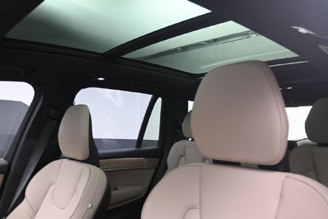 Used 2026 Volvo XC90 T8 Plus w/ Protection Package Premier AWD/4WD image 18