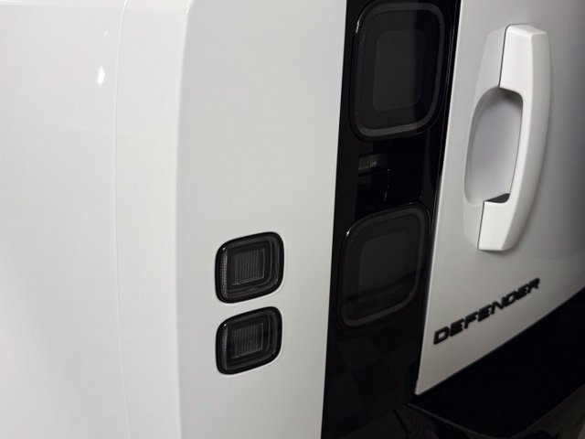 New 2026 Land Rover Defender 110 X-Dynamic SE AWD/4WD image 13