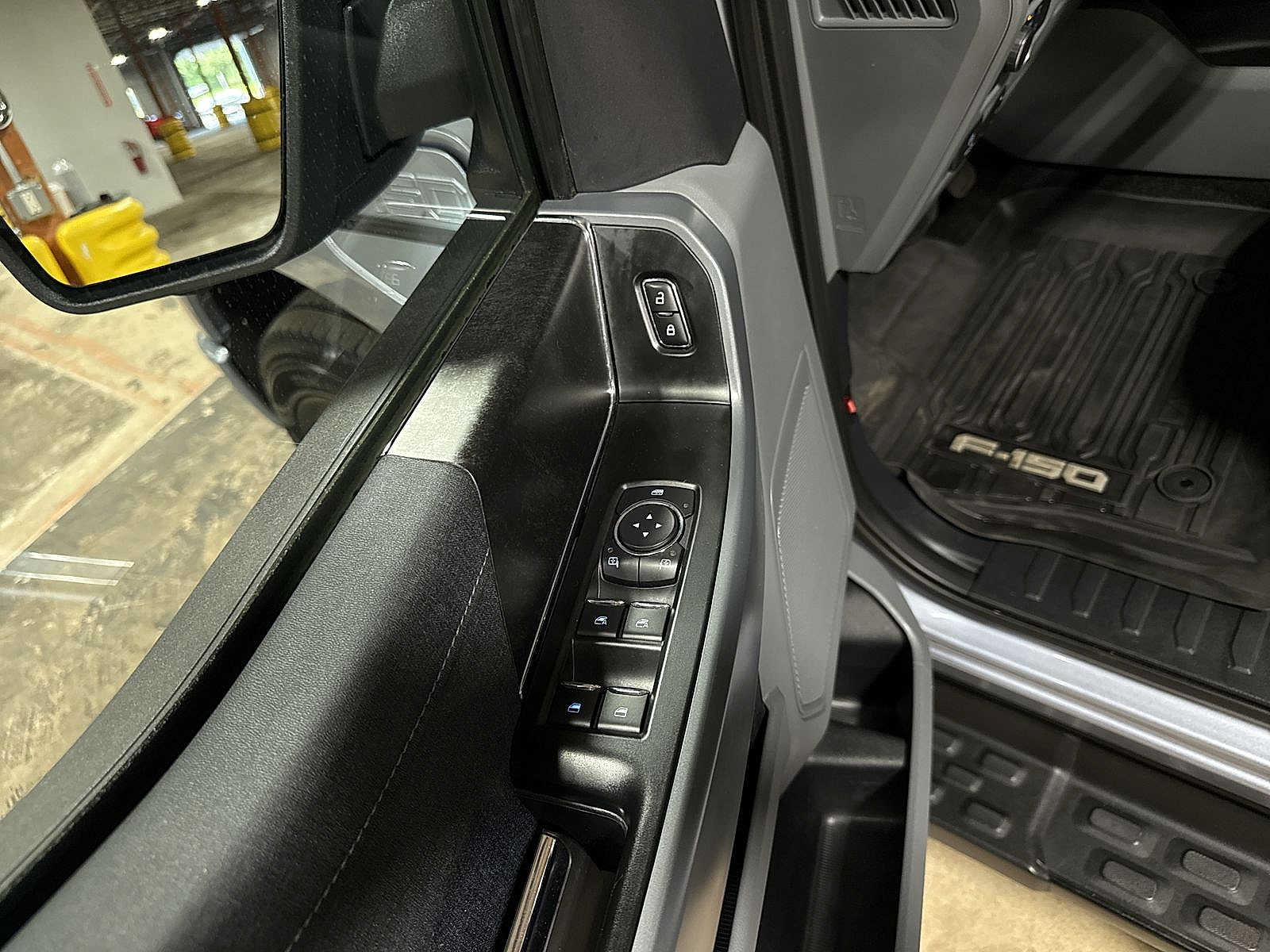 Used 2022 Ford F150 Lightning XLT AWD/4WD image 22