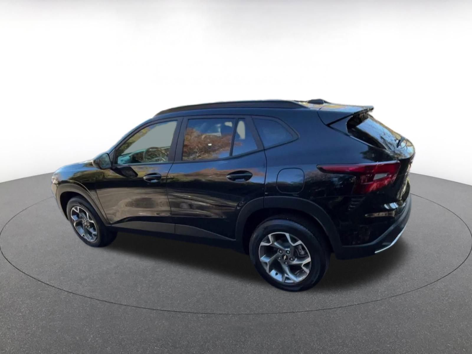 Used 2025 Chevrolet Trax LT image 10