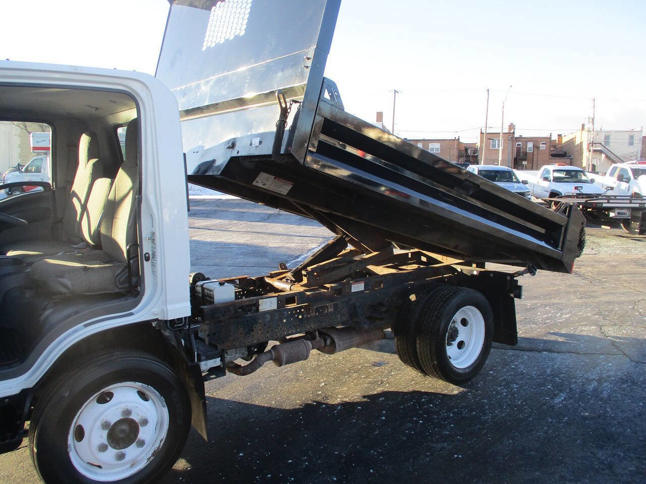 Used 2019 Isuzu NPR image 21