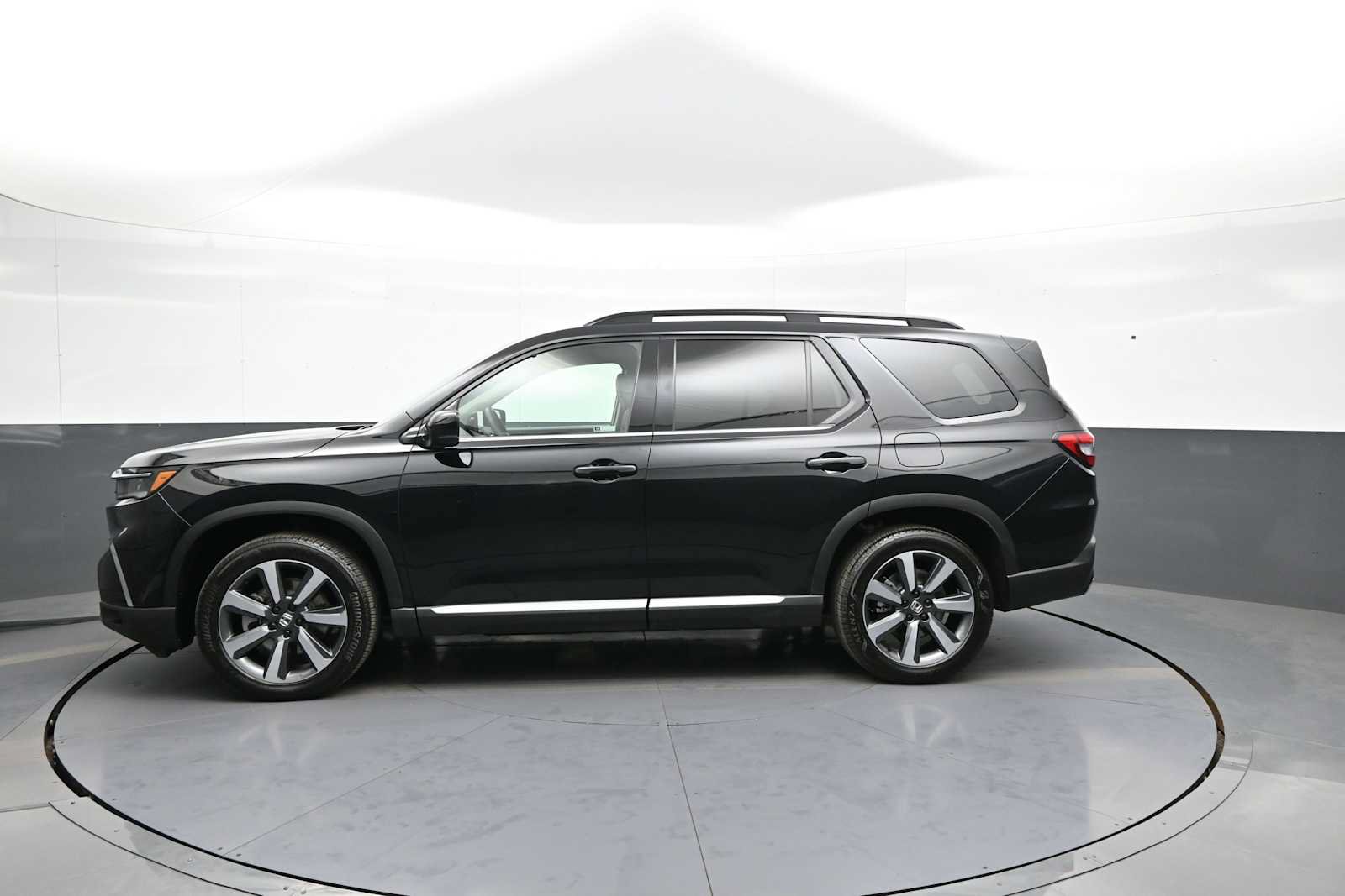 Certified 2025 Honda Pilot Touring image 9