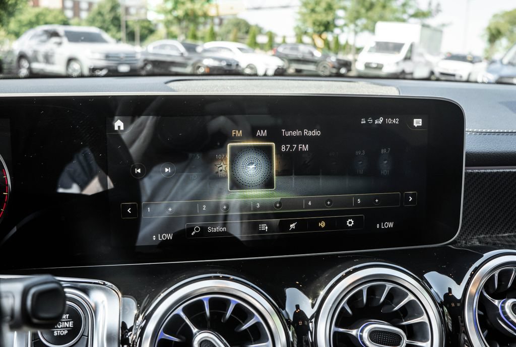 Used 2021 Mercedes-Benz GLB 250 4MATIC image 18