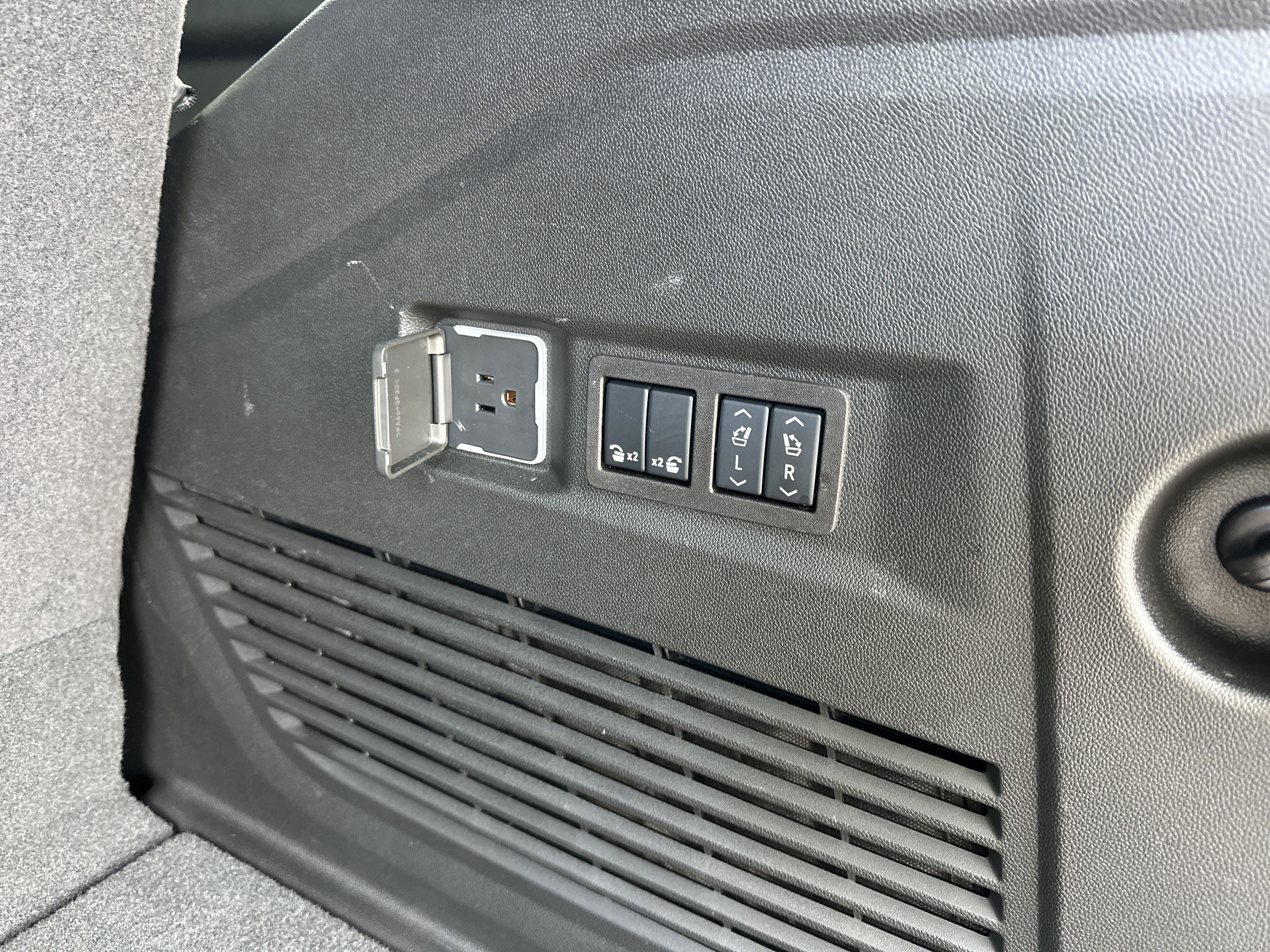 Certified 2024 GMC Yukon Denali Ultimate image 22