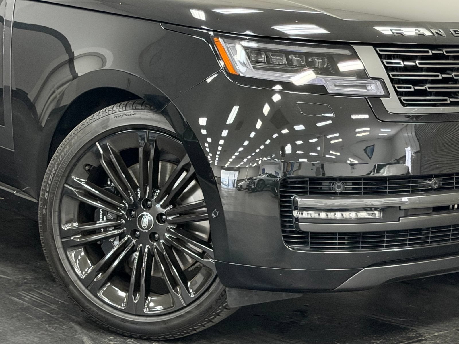 Used 2025 Land Rover Range Rover SE AWD/4WD image 4