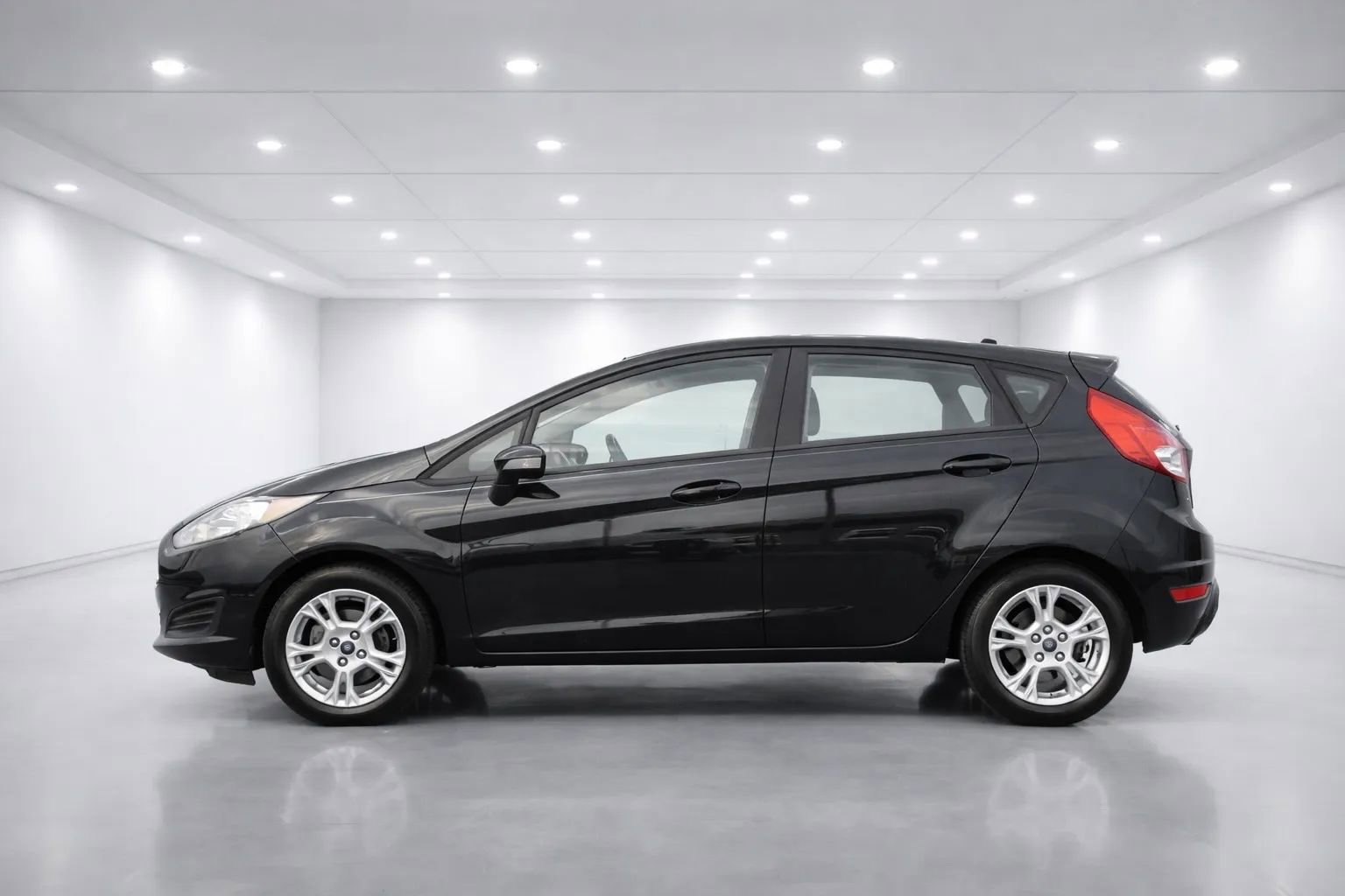 Used 2015 Ford Fiesta SE image 2