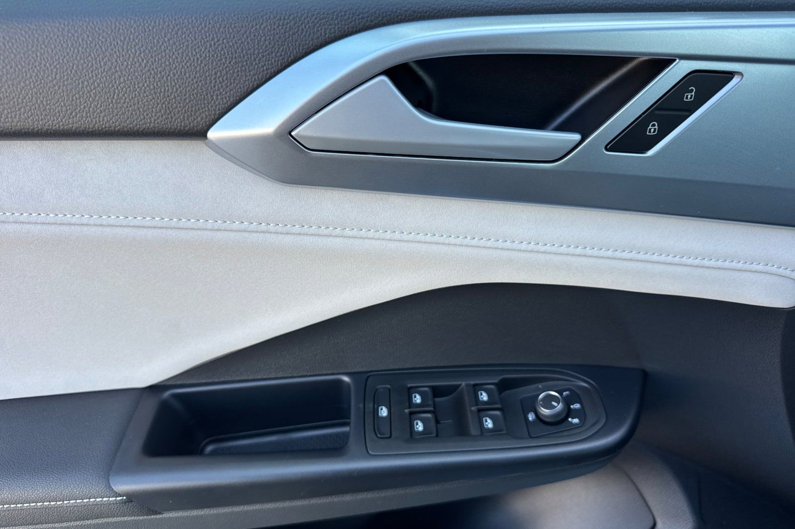 New 2025 Volkswagen Taos SE image 9